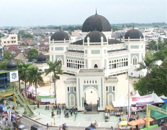 mengunjungi masjid al mashun medan cantik nan megah peninggalan kesultanan deli