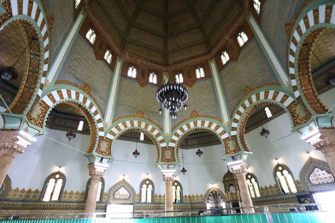 mengunjungi masjid al mashun medan cantik nan megah peninggalan kesultanan deli