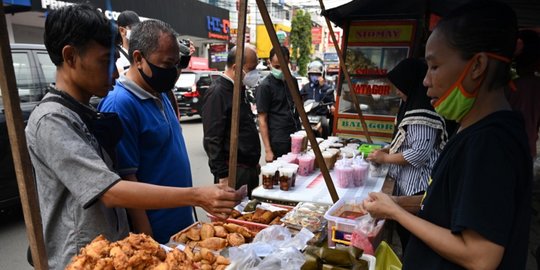 Ramai Sore Berburu Takjil di Bekasi, Gugus Tugas Hanya Imbau Jaga Jarak