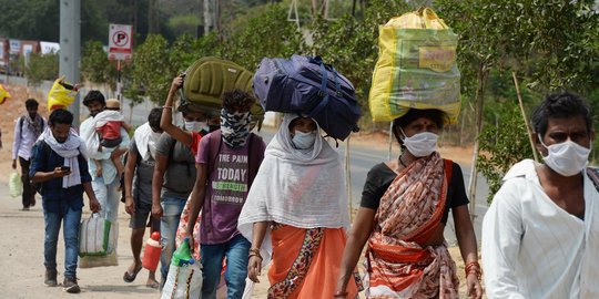 Potret Warga India Mudik Jalan Kaki di Tengah Lockdown