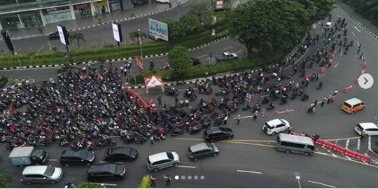 Masih Ramai Pengendara, Ini 10 Potret Suasana PSBB Hari Pertama di Surabaya