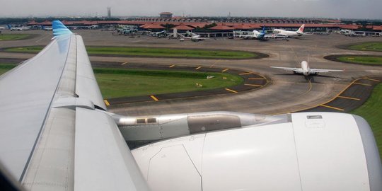 gunakan penerbangan komersial