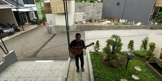 Punya Suara Emas, Pengamen Ini Gemetar Sampai Menangis Nyanyi 2 Lagu Dibayar Rp2 Juta