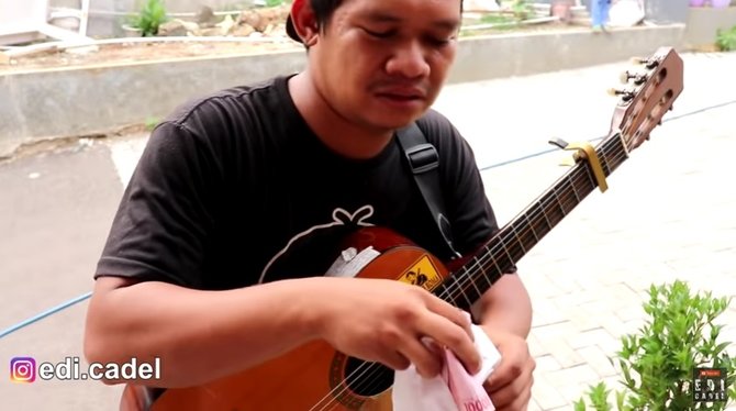 pengamen ini gemetar sampai menangis nyanyi 2 lagu dibayar rp2 juta