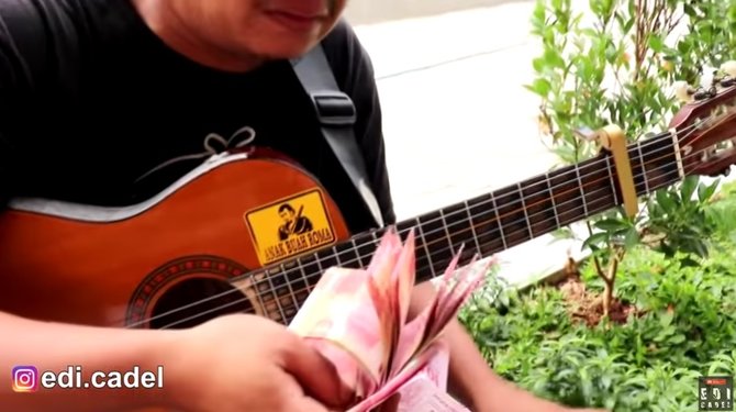 pengamen ini gemetar sampai menangis nyanyi 2 lagu dibayar rp2 juta