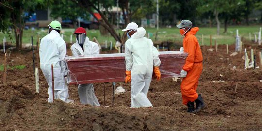 Wabah Corona dan Cerita Kesunyian dari Para Penggali Kubur