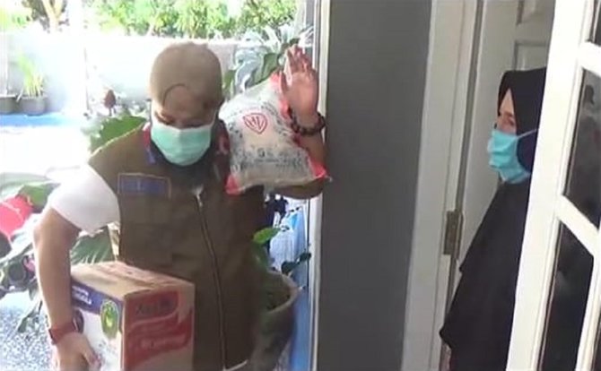 wali kota bengkulu helmi hasan bagikan rasmi kepada warganya secara langsung