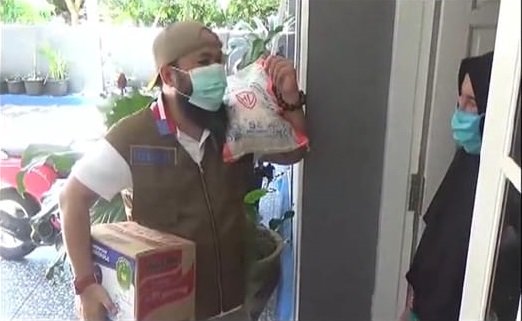 wali kota bengkulu helmi hasan bagikan rasmi kepada warganya secara langsung