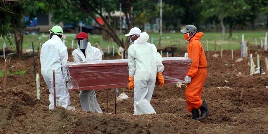 Cerita Pilu Penggali Kubur Di Tengah Pemakaman Jenazah COVID-19 yang Sunyi