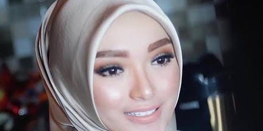 Semakin Memsona dan Bikin Adem, Ini 6 Potret Zaskia Gotik Saat Kenakan Hijab