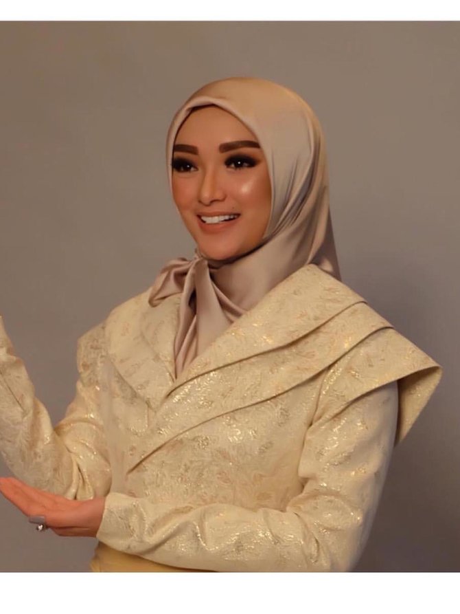 potret zaskia kenakan hijab