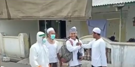 Viral Video Pasien Corona Dijemput Tim Medis, Tiba-Tiba Ada yang Ngajak Salaman