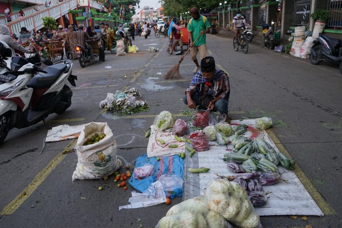 mengintip pelaksanaan jaga jarak di pasar bintoro demak