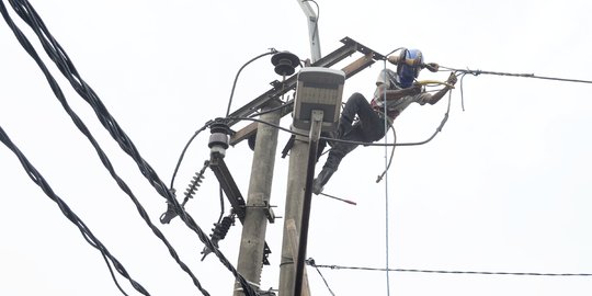 Petugas Bongkar Kabel Listrik Tak Terpakai di Tangerang