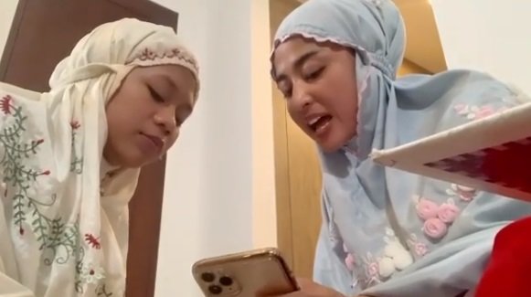 dewi perssik janjikan rp500 ribu tantang cimoy hafalkan huruf hijaiyah