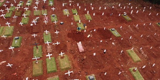 Memantau Perawatan Makam Korban Covid-19