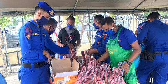 Buka Dapur Umum, Polisi Bagikan Makanan ke Masyarakat Pesisir di Aceh