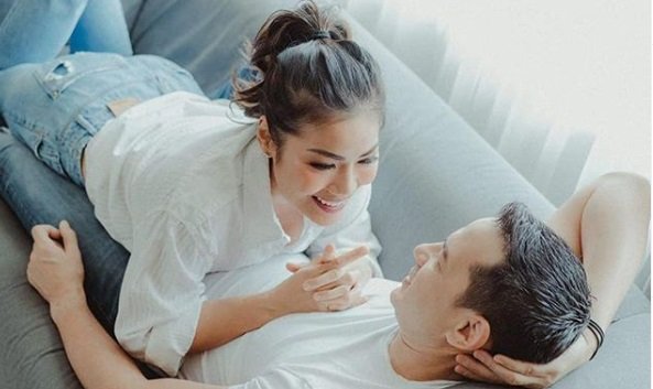 potret mesra ari wibowo dan inge anugrah