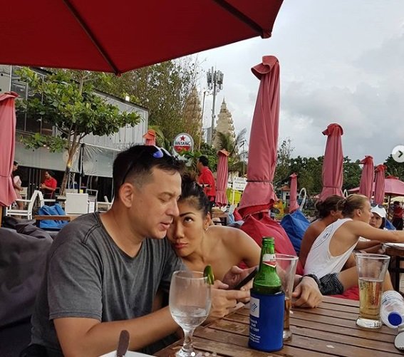 potret mesra ari wibowo dan inge anugrah
