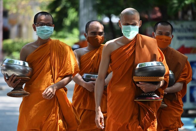 biksu thailand membuat masker dari plastik daur ulang