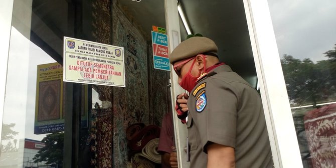 Nekat Buka Saat PSBB, Toko di Depok Disegel Satpol PP