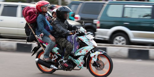 Pemudik Lewat Tol Menurun, Warga Nekat Mudik Pakai Motor di Jalur Arteri Naik