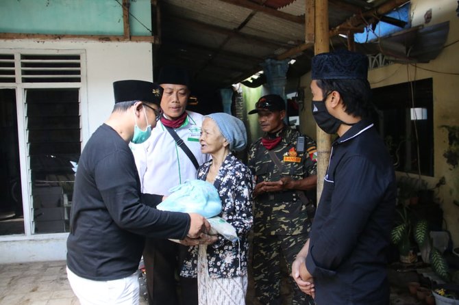 warga banyuwangi bagikan paket sembako