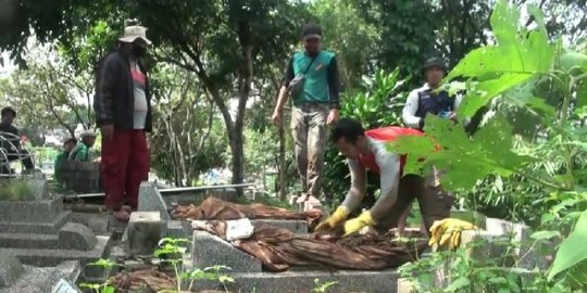 Kompleks Pemakaman Longsor di Bandung, Makam Rusak hingga Jenazah Terbawa Sungai