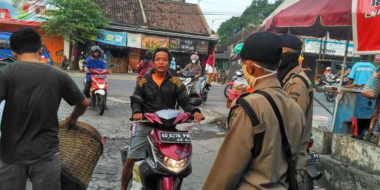 Tak Gunakan Masker, Puluhan Pengunjung Pasar di Solo Dipaksa Pulang