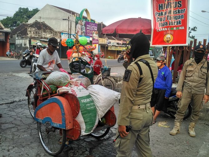 satpol pp razia masker di pasar tradisional solo