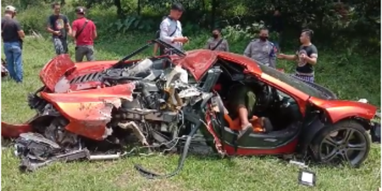 Diduga Pengemudi Lalai, Mobil Mewah Mclaren Hancur Kecelakaan di Tol Jagorawi