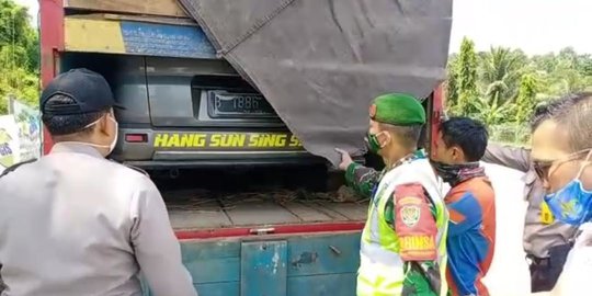 Demi Mudik, Pria Ini Nekat Menaikkan Mobilnya ke Atas Truk