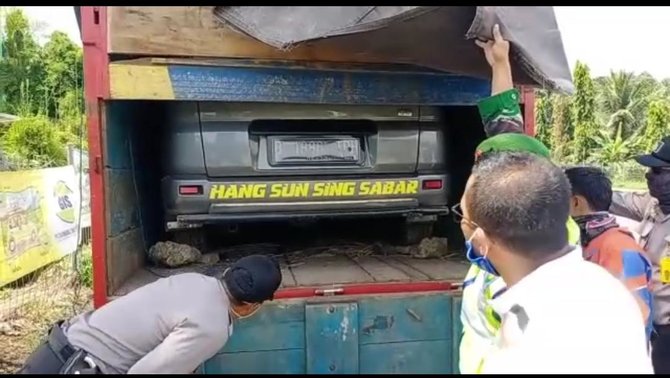 truk angkut mobil bawa pemudik