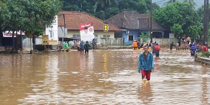 Banjir Bandang Tutup Akses Jalan  Pintu  Tol  Cilegon Barat  