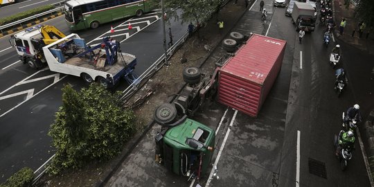 Truk Kontainer Terguling di Jalan S Parman
