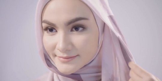 4 Cara Memakai Jilbab Segi Empat Mudah dan Modis, Cocok untuk Resepsi