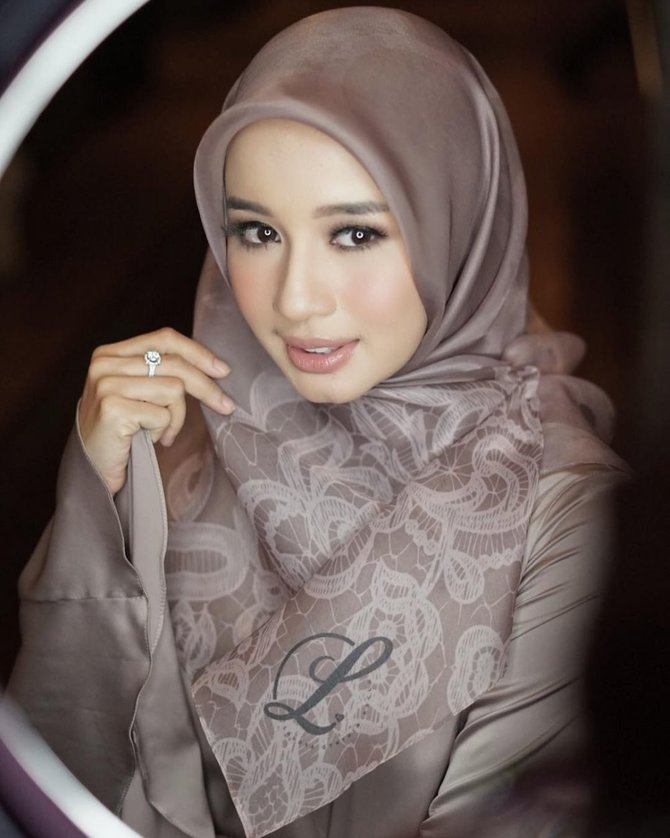 4 cara memakai jilbab segi empat mudah dan modis cocok untuk resepsi