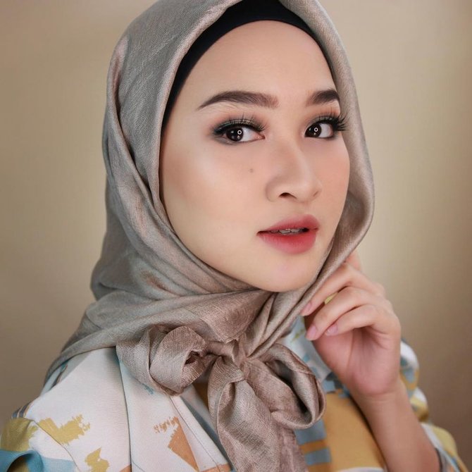 4 cara memakai jilbab segi empat mudah dan modis cocok untuk resepsi