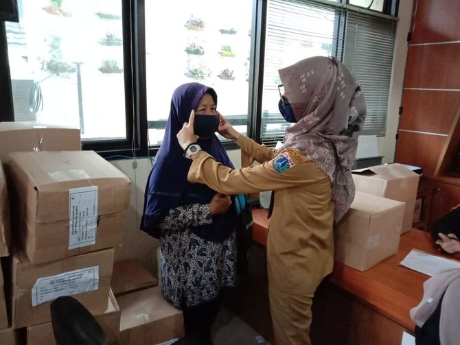 kelurahan kebon baru distribusikan masker bantuan pemprov dki jakarta