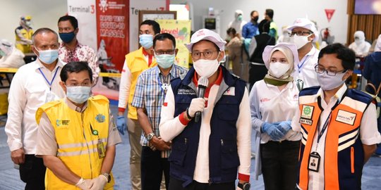 Sandiaga Uno Pimpin Rapid Test 87 WNI dari Singapura di Bandara Soekarno-Hatta