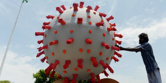 Foto Melihat Patung Virus Corona Di India Merdeka Com