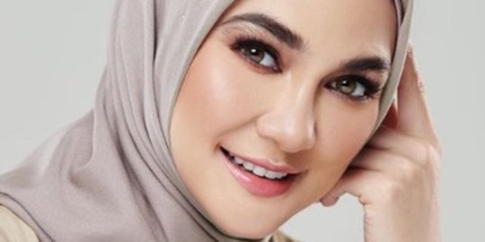 Potret Luna Maya Pakai Hijab, Cantik Banget Bikin Nggak Kuat Menatap