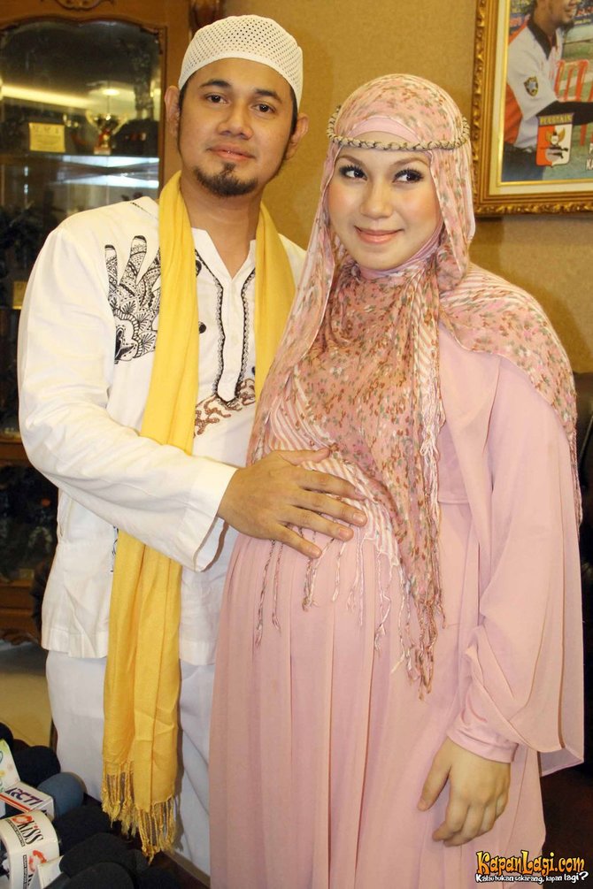 Putuskan Hijrah Ini 6 Seleb Cantik Yang Akhiri Masa Lajang Dengan Ustaz Kondang Merdeka Com