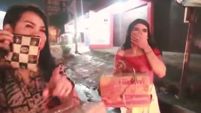 youtuber ini tega ngasih waria bingkisan batu dan sampah