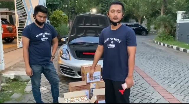 Viral Crazy Rich Surabaya Ini Bagikan Kardus Mi Isi Uang Untuk Warga