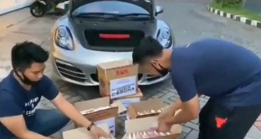 crazy rich surabaya bagikan kardus mi instan isinya ternyata uang jutaan