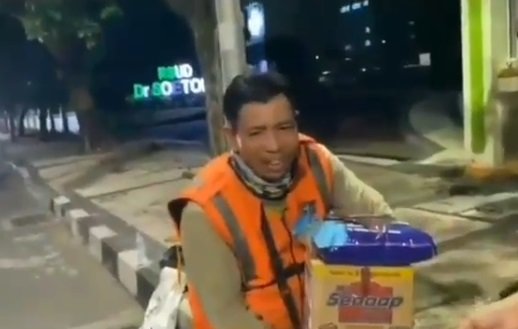 crazy rich surabaya bagikan kardus mi instan isinya ternyata uang jutaan