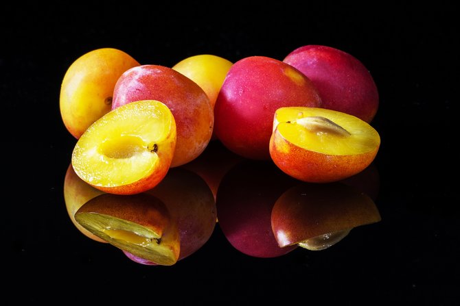 ilustrasi buah plum