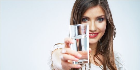 7 Dampak Buruk Minum Air Putih Berlebihan, Batasi Asupan Cairan Anda |  merdeka.com