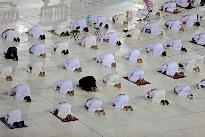 masjidil haram terapkan physical distancing saat salat isya dan tarawih